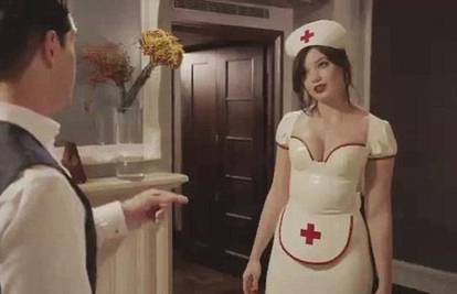 Lowe 'uskočila' u minijaturnu uniformu medicinske sestre 
