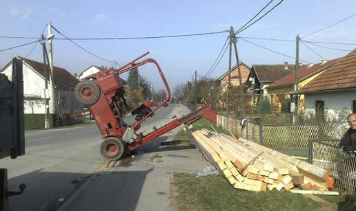 Viličar je istovario drvene grede i umalo se prevrnuo