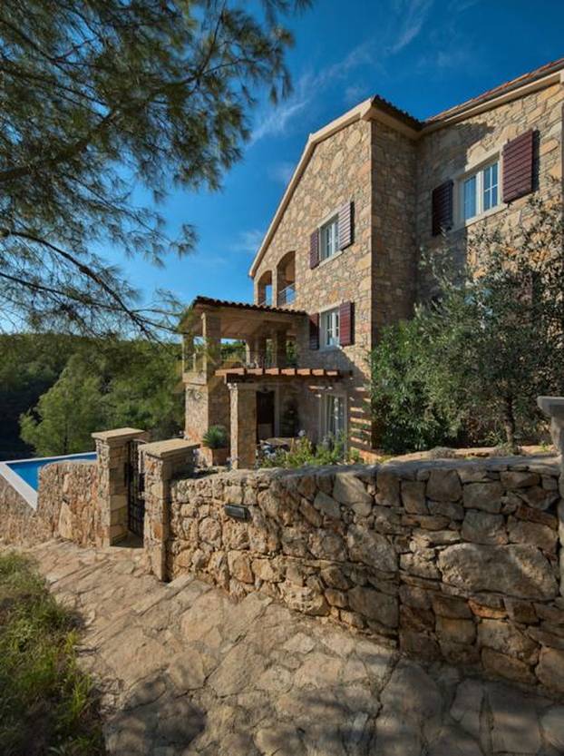 FOTO Pogledajte kako izgleda jedna od najskupljih vila na Hvaru: Ima osam apartmana