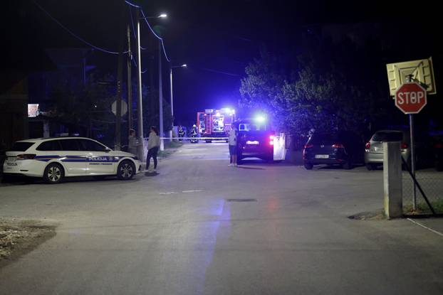 Velik požar u Sesvetama, izgorjelo deset automobila, oštećen i brod