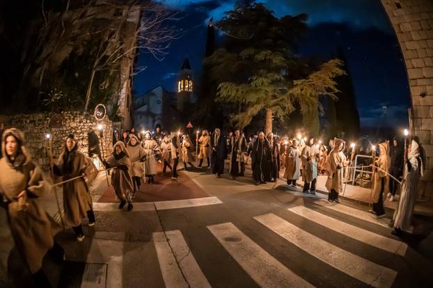 U Imotskom na Cvjetnicu uprizorena „Imotska Muka“, scenski prikaz Muke Gospodina našega Isusa Krista 