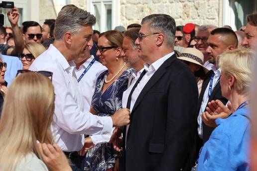 SINJSKO RUKOVANJE Tajna tog &ccaron;udesnog pozdrava: O ovome su Plenki i Zoki trebali razgovarati