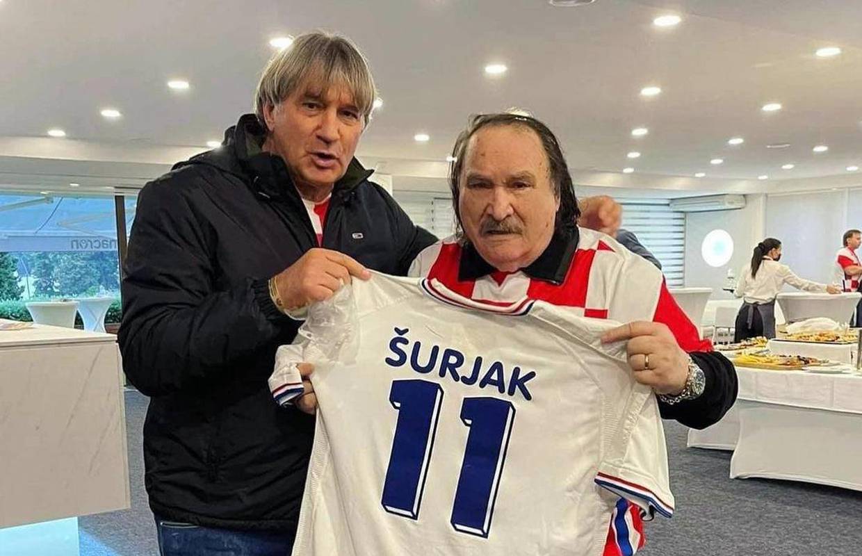 Mišo pozirao s dresom Hajduka, poklonio mu ga je Ivica Šurjak