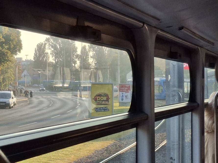 FOTO Kaos u Zagrebu! Auto zapeo na tračnicama, tramvaji voze skraćenom rutom