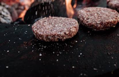 Najvažnijih 10 uputa za roštilj doma: priprema mesa, vatra...