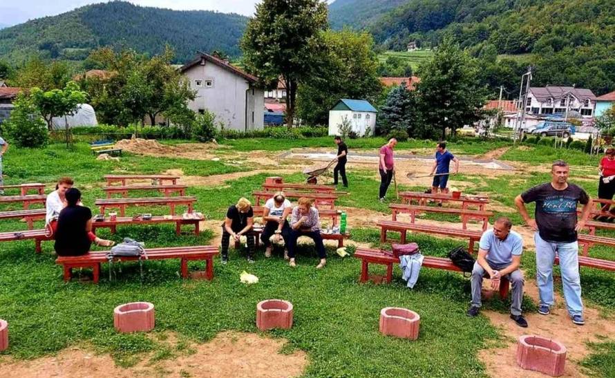Busovača: Da budu sigurniji od korone, nastavnici za đake uredili učionicu na otvorenom