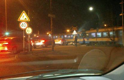 Pokvarila se signalizacija na pruzi: Vlak projurio pored auta