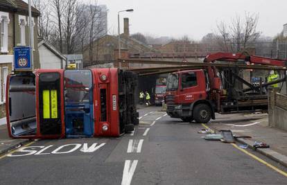 London: U sudaru kamiona i busa ozlijeđeno 20 ljudi