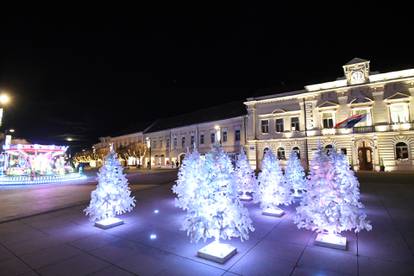 FOTO Božićna čarolija u centru Koprivnice: Pogledajte kako je grad zasjao u novom ruhu...