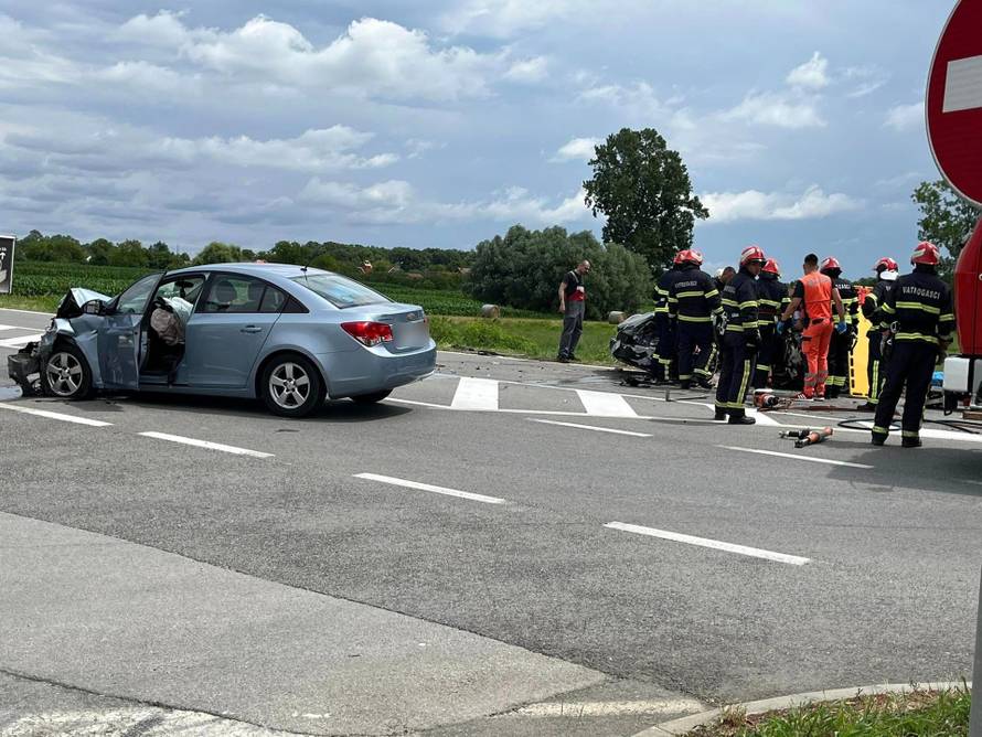 FOTO Teška nesreća u Vrpolju: Troje ljudi ozlijeđeno u sudaru