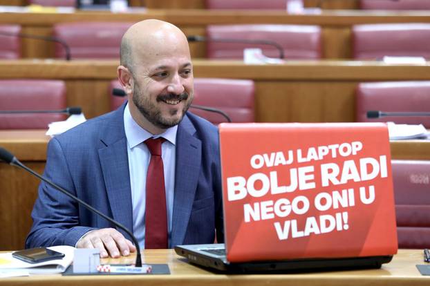 Zagreb: Zastupnik Maras svakodnevno zabavlja Sabor porukama na laptopu