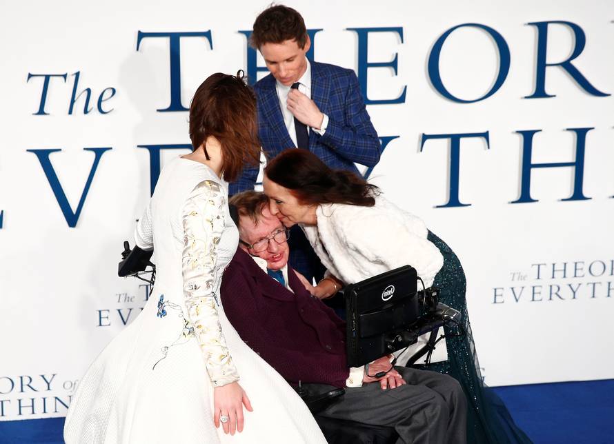 FILE PHOTO: Jane Wilde Hawking kisses her ex-husband Stephen Hawking as she arrives at the UK premiere of the film "The Theory of Everything" at a cinema in central London