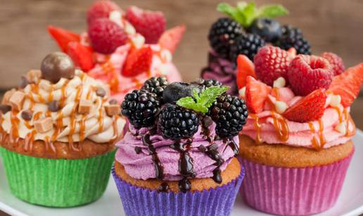 Recept za cupcake u 3 varijante: Od maline, kupine i čokolade