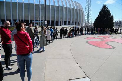 Brojni građani iskoristili lijepo vrijeme čekaujući u redu da posjete novootvorenu iStyle poslovnicu u Arena Centru 