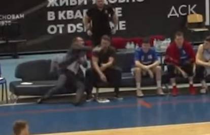 VIDEO Tragikomedija u Rusiji: Potukli se treneri iste momčadi