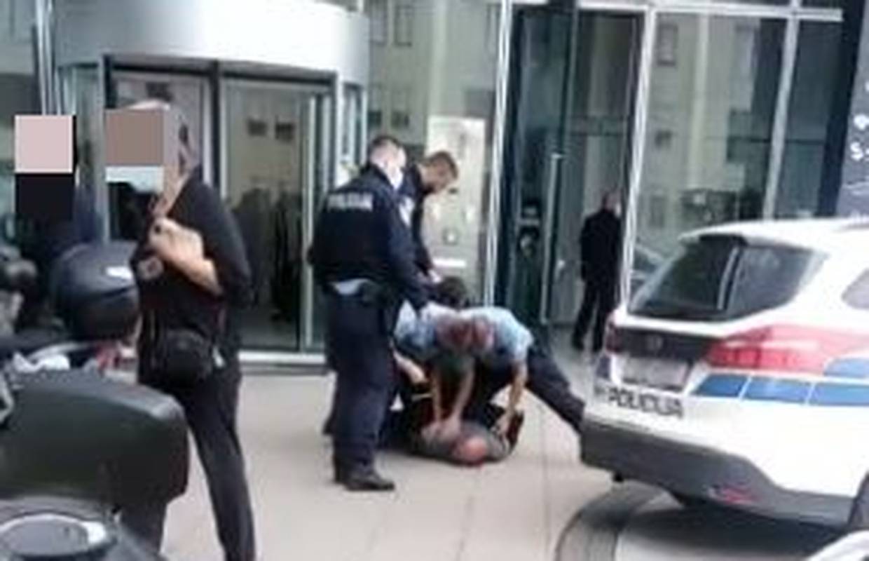 EKSKLUZIVNI VIDEO 'Policajci su ga držali na podu, on se derao. Ispred su bile djelatnice banke'