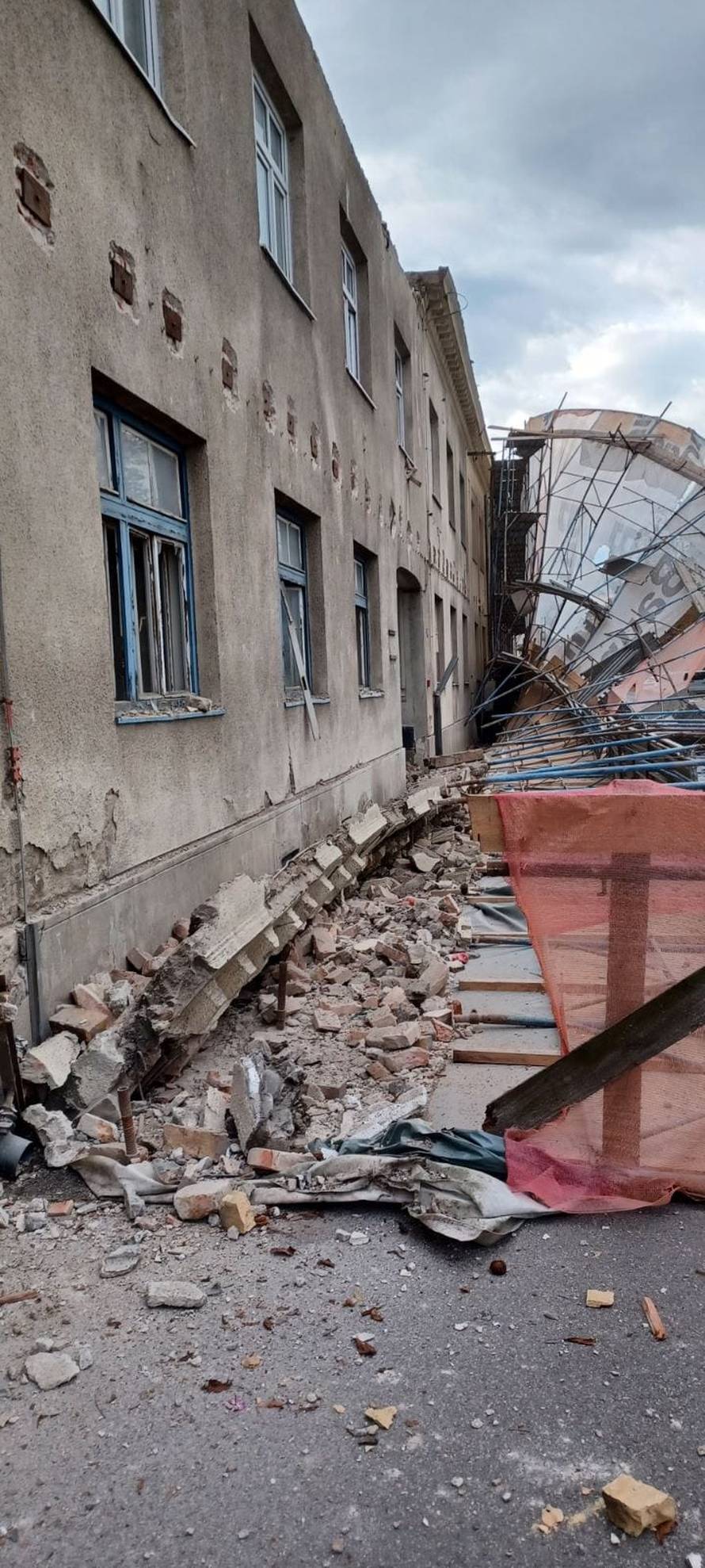 FOTO Građevinska skela srušila se sa zgrade u obnovi u Sisku