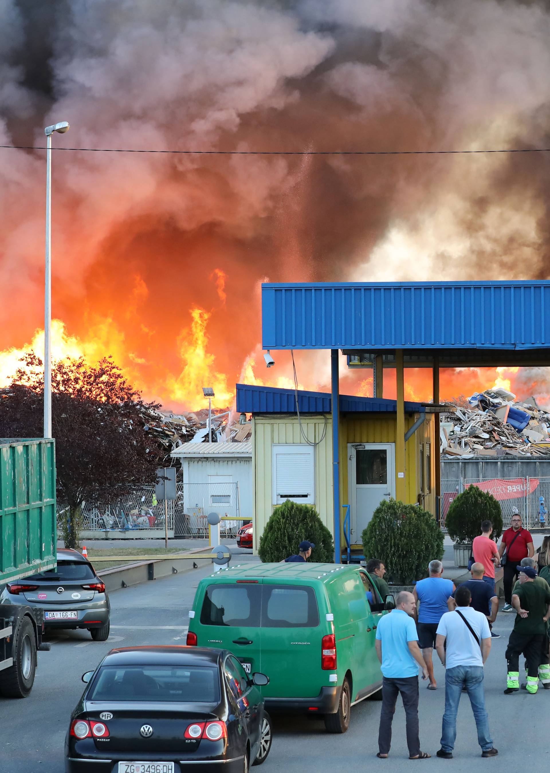 Vatra ugašena, ali dimi se: Ovo je strašno, ne možemo disati...