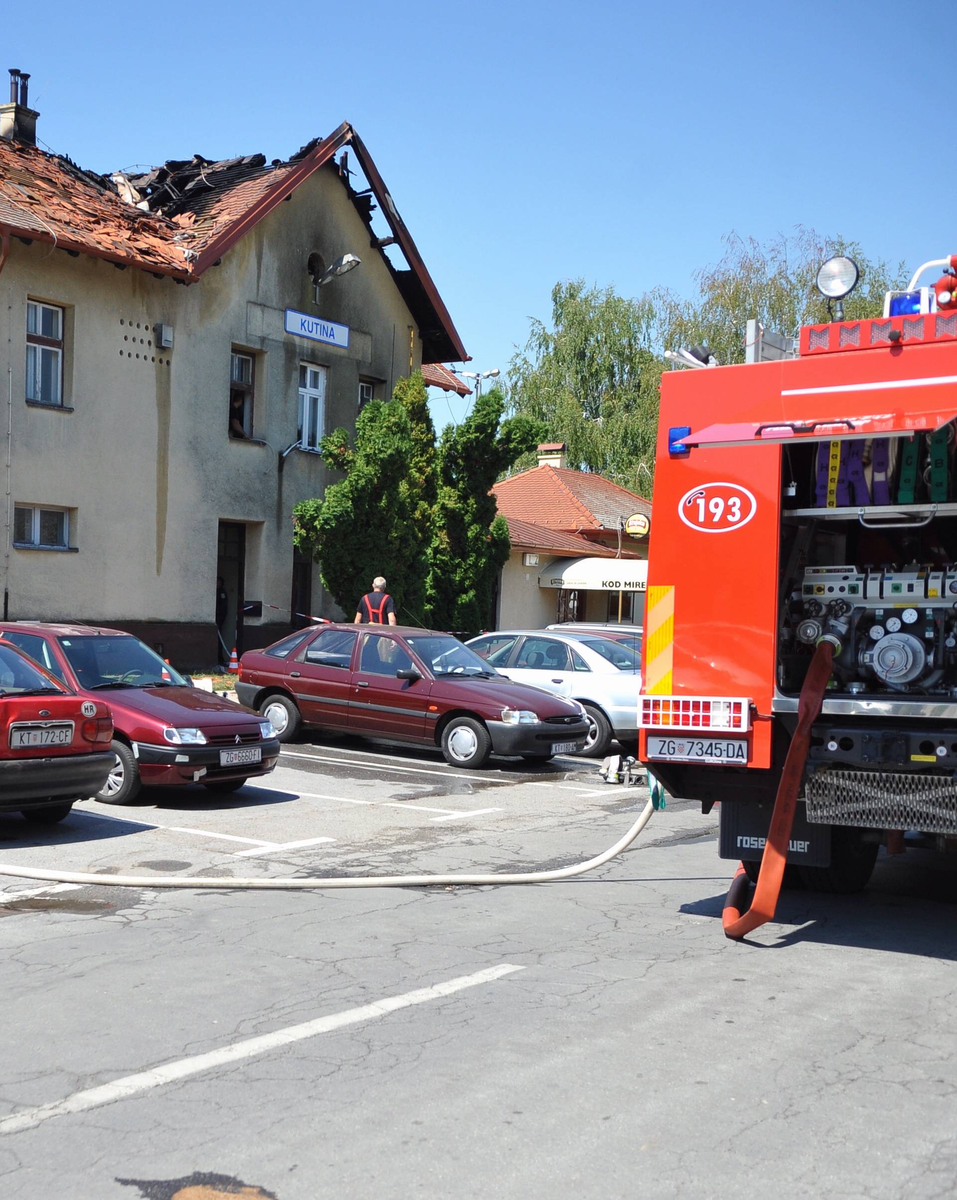 Planuo krov kolodvora pa su putnici dio puta morali pješke