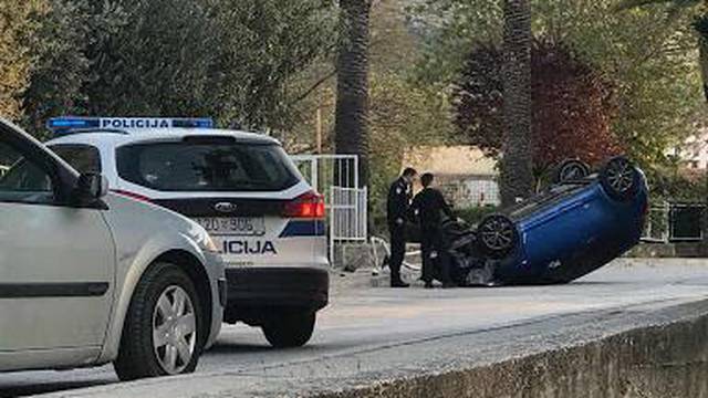 Nesreća u Trogiru: Izgubila je kontrolu, auto završio na krovu