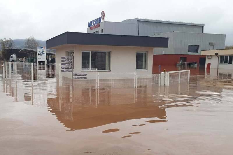 Kaos u Sarajevu: Miljacka puna blata, potopljen je popularni restoran, evakuirano pet ljudi