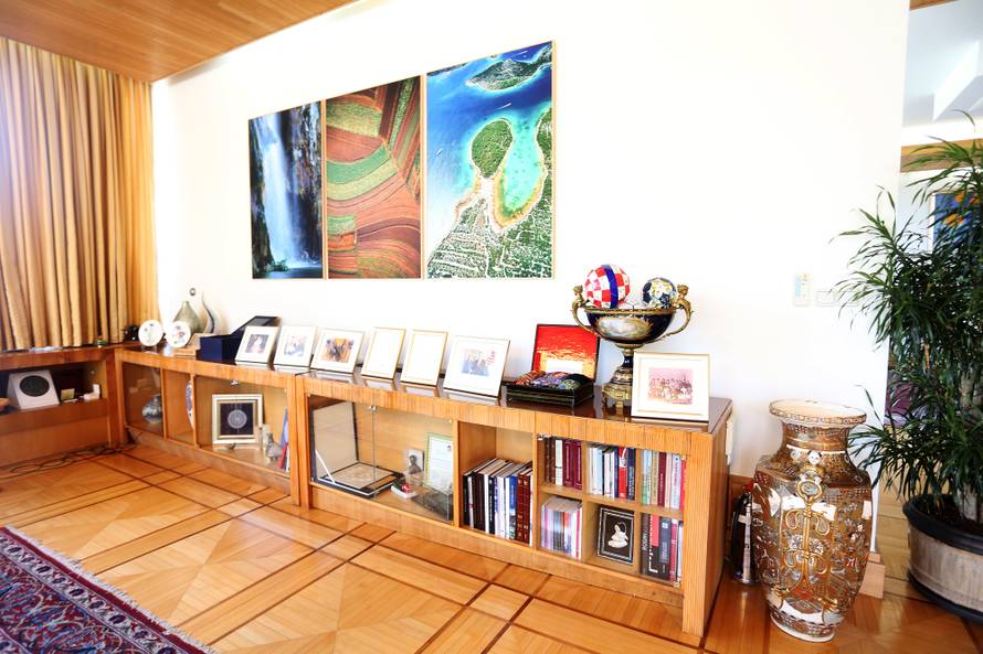 Kolindine zlatne krune: Dobila je i Putinove raskošne rupce...