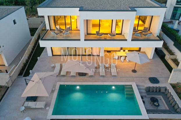 Opa! Vila na Pagu opremljena je tako da ni ne morate na plažu