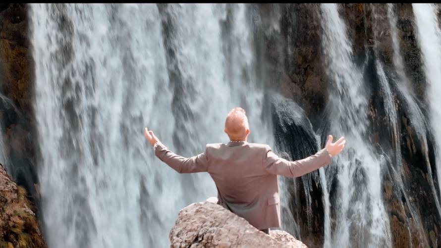 VIDEO Stipe Štrkalj debitira s emotivnom baladom 'Sanjaj' koja donosi vjeru u bolje sutra