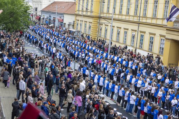 Osječki maturanti unatoč lošem vremenu plesali quadrillu u centru grada