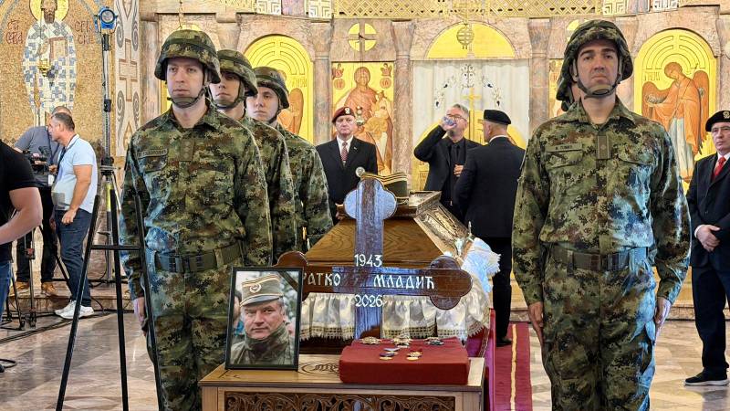 POKOP KRVNIKA MLADIĆA Oko crkve opsadno stanje, tisuće u redu kako bi vidjeli njegov lijes
