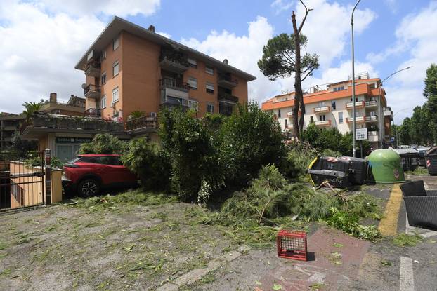 Oluja pogodila Rim, velika šteta u gradu