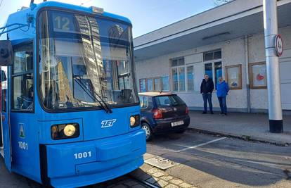 Polovni tramvaj iz Augsburga stao na trgu, iz ZET-a tvrde da nije došlo do nikakvog kvara