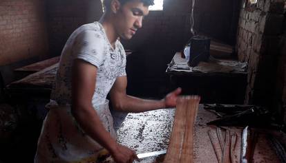 Proizvodnja papirusa u Egiptu u maloj radionici u blizini Kaira