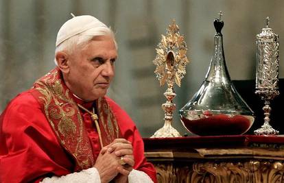 Benedikt XVI je preslab za križni put na Veliki petak