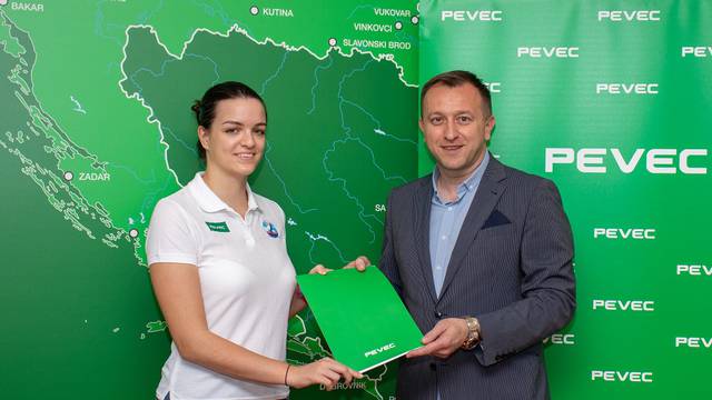 Pevec ponosni sponzor plivačice Dine Levačić