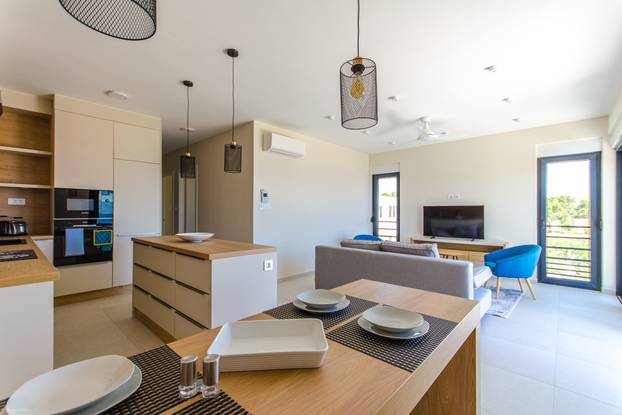 FOTO Kakva vila! Prodaju je na Šolti. Grijani bazen, a more na 150 metara. Saznali smo cijenu