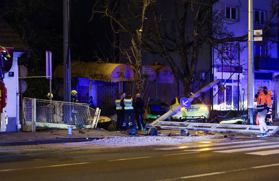 Zagreb: Prometna, BMW-om srusio semafor