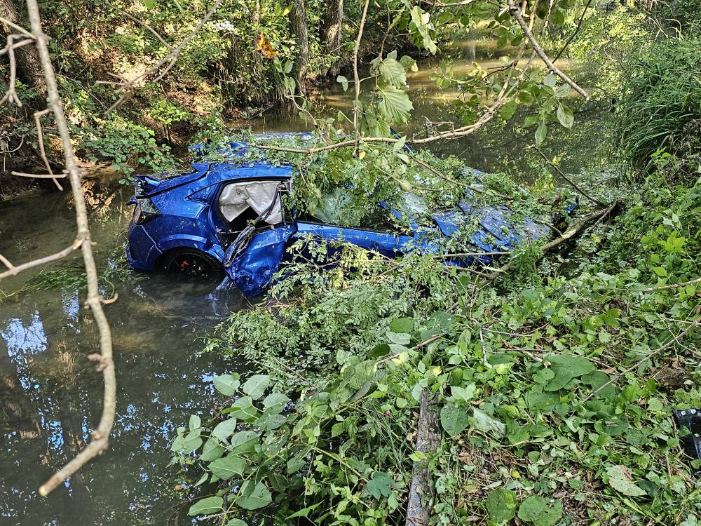 FOTO Užas kod Požege! Autom sletio u Veličanku, ozlijeđene ljude ostavio u vodi i pobjegao