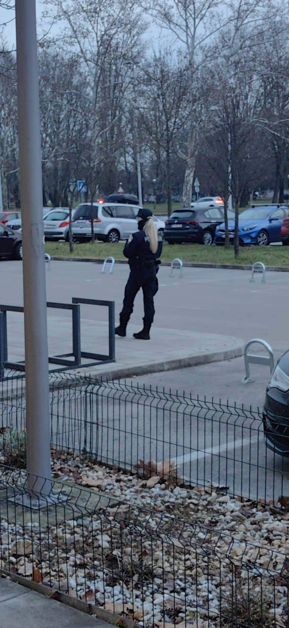 FOTO Prvi dan novog režima. Škole čuvaju zaštitari, pred nekima patrolira i policija