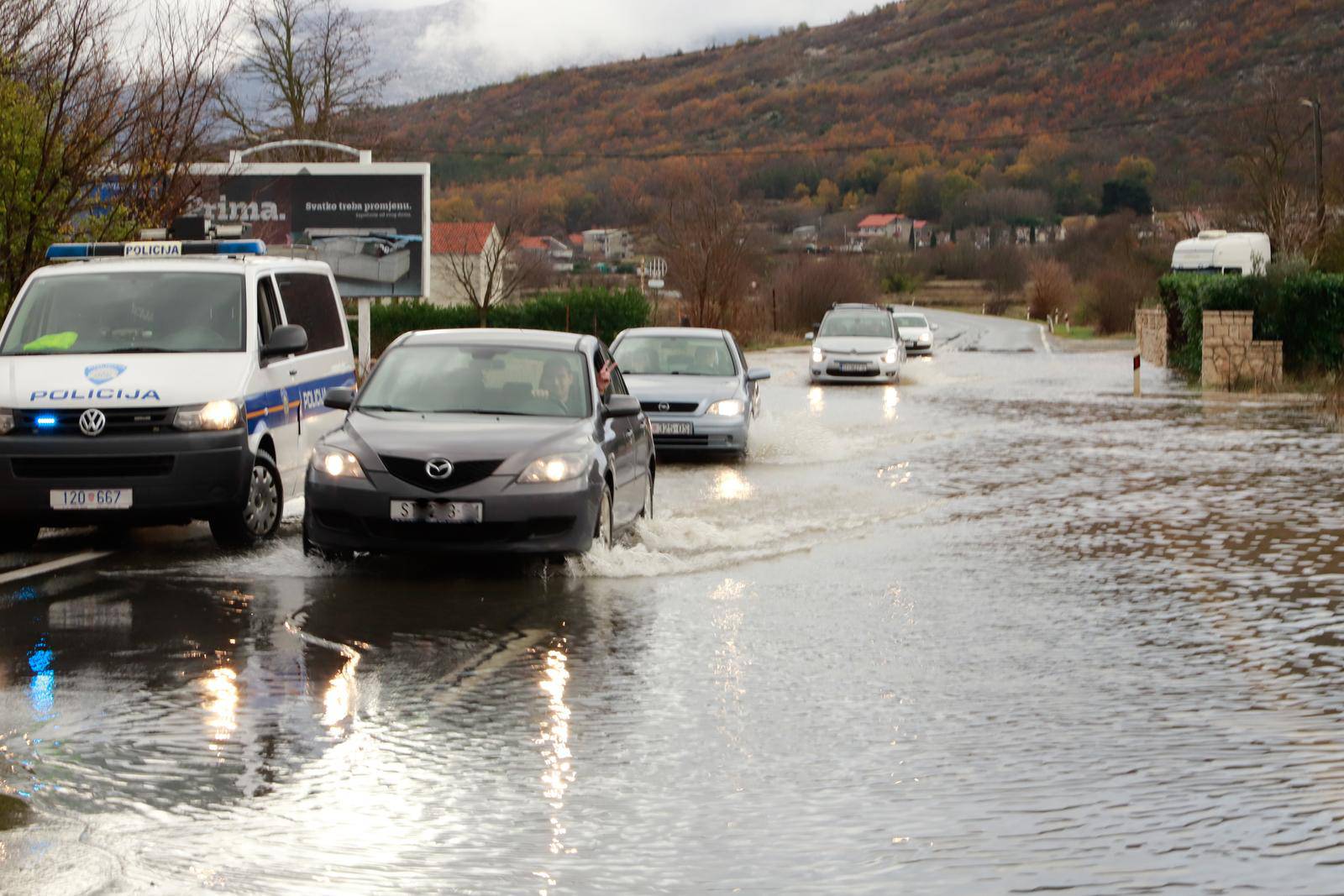 Veliki potop u Dicmu, policija regulira promet