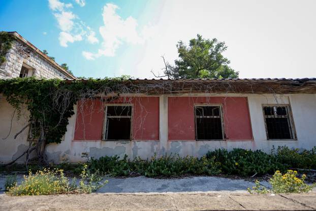 Goli otok je nekada bio zatvor za političke zatvorenike, koji je djelovao između 1949. i 1956.