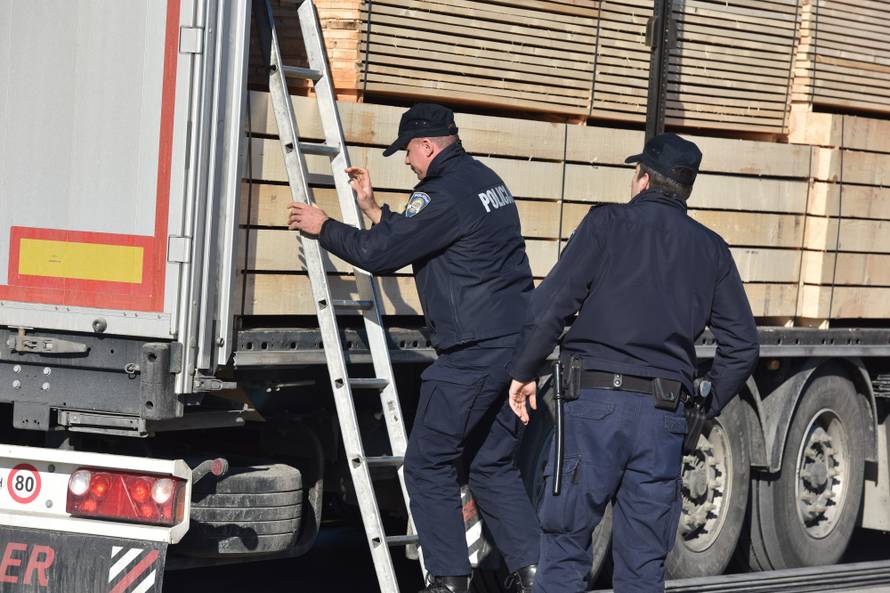 Migranti se ušuljali u kamion: Protjerat će ih iz Hrvatske...