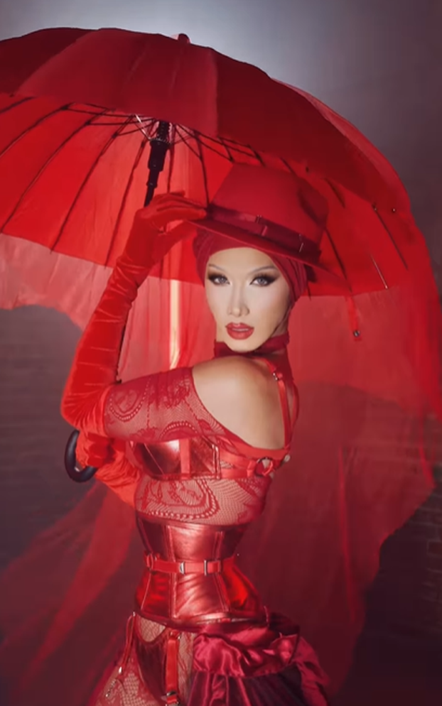 Transformacije ove zanosne ljepotice prate milijuni: Ispod maske se zapravo krije mladić!