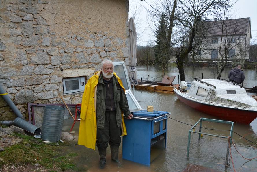 U Petrinji strepe od odrona, u Kosinju po hranu idu čamcima