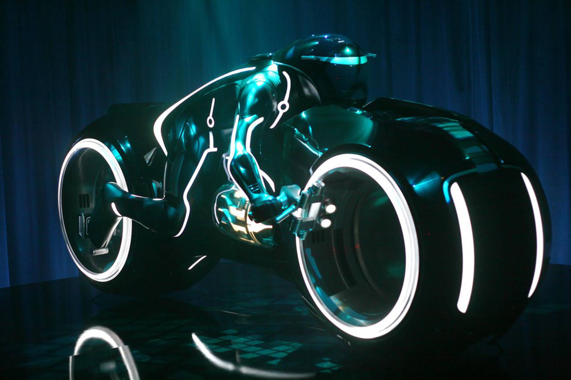 Tron. Мотоцикл tron Light Cycle. Трон 1982 светоцикл. Трон светоцикл концепт. Мотоцикл tron Light Cycle из фильма.