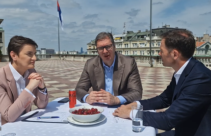 VIDEO Vučić se obraća s krova zgrade: 'U srijedu ćemo objaviti izvanredne vijesti za građane'