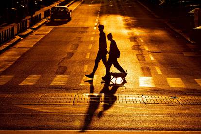 10 predivnih fotki: Siluete ljudi dok u suton hodaju Zagrebom