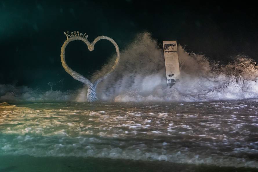 Kaštela: Ciklonalna plima poplavila rivu i okolne ulice