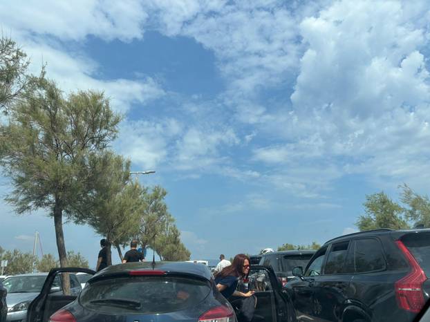 FOTO Ogromna gužva u luci na Braču: 'Pa čekamo satima...'