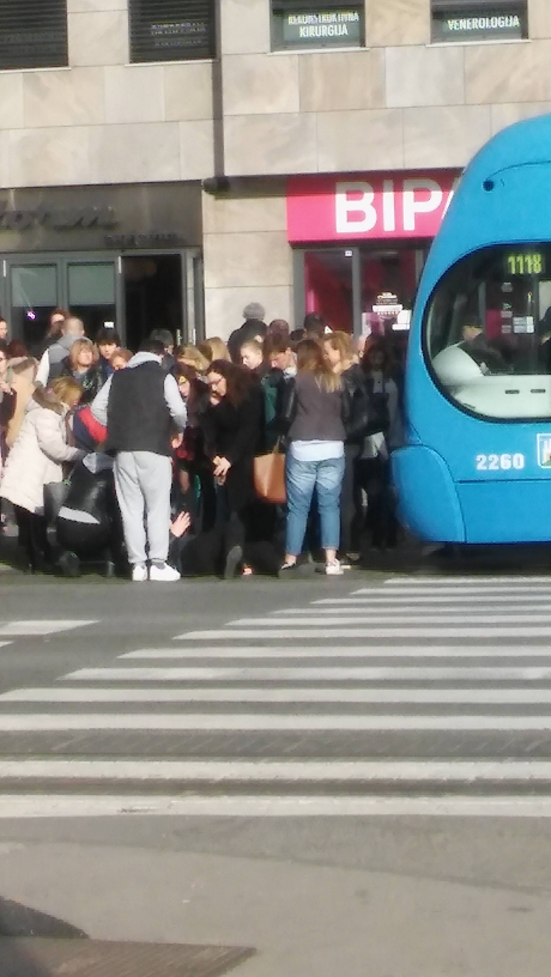 Tramvaj udario pješakinju na Maksimirskoj: Odvezla je Hitna